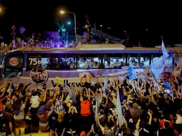 Recibimiento de los hinchas a la Seleccion Argentina 2010
